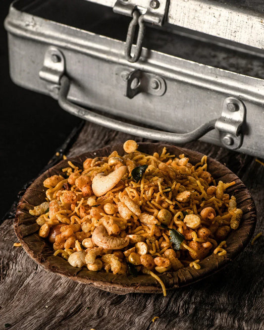 Shiny mixture served on a leaf in a small bowl – order mixture online